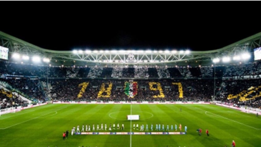 A Juventus, uma das equipes mais tradicionais e poderosas da Europa, foi rebaixada para a Série B do Campeonato Italiano em 2006. O descenso foi determinado no julgamento do escândalo de corrupção no futebol italiano, no qual o clube de Turim era protagonista. A pena se dá pelas acusações de "fraude esportiva" e "lesão à ética esportiva". 