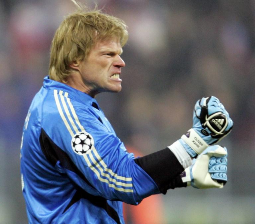 Oliver Kahn: apesar de ter falhado na final contra o Brasil, é impossível não associar o vice-campeonato da Alemanha em 2002 com as defesas de Kahn – para se ter uma ideia, ele levou apenas um gol até a decisão. Outros nomes também foram muito importantes, casos de Klose, Ballack e Neville, mas o arqueiro merece esse destaque.