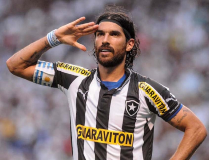 Loco Abreu é ídolo do Botafogo, mas já acionou o Fogão na Justiça. O uruguaio pediu R$ 6 Milhões ao Alvinegro por direito de imagem. 