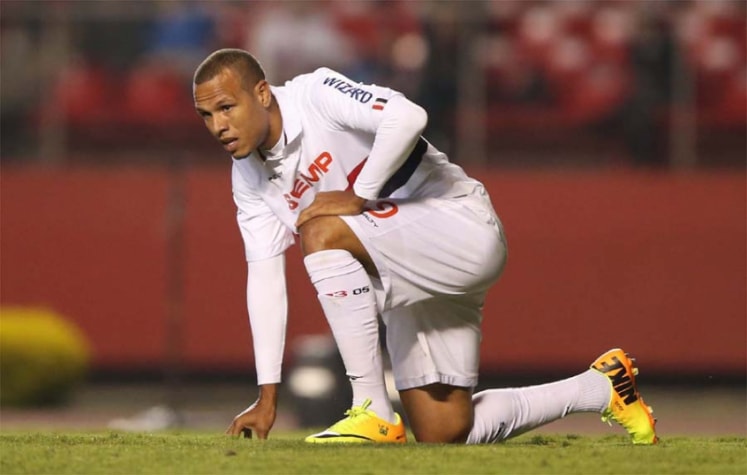 Luis Fabiano - São Paulo - Além de Rivaldo, o São Paulo pagou R$ 17,5 milhões  em 2011 e repatriou Luis Fabiano, com direito a um salário astronômico.