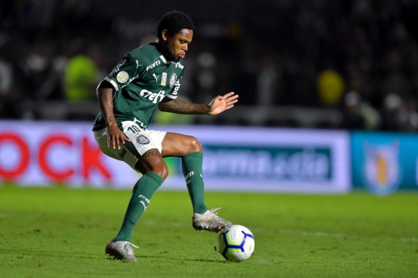 Luiz Adriano tem dois gols marcados em 11 jogos pelo Palmeiras no Paulista. Tem apenas 0,2 gol/jogo e uma média de 1.3 finalização. No total, foram sete chances perdidas, com  14,2% de chances convertidas em gol.