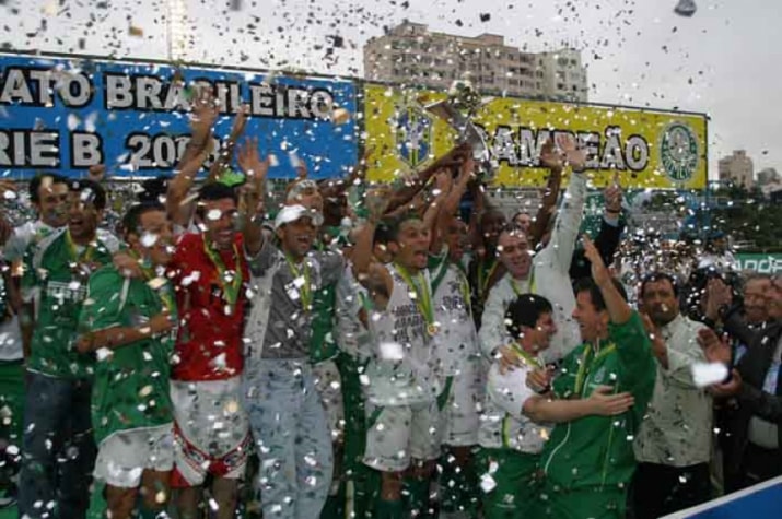 2003 - Disputou a Série B do Brasileirão, conquistou o título e o acesso.