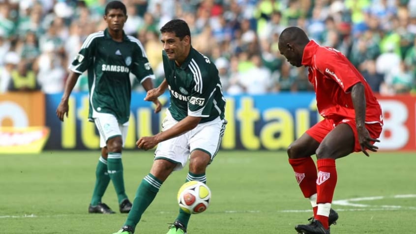 O atacante Diego Souza saiu do Palmeiras pelas portas dos fundos, após se desentender com a torcida. O jogador foi chamado de pipoqueiro e respondeu mostrando o dedo médio para os palmeirenses, em jogo no ano de 2010