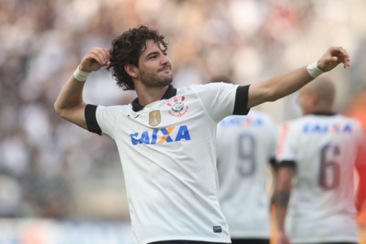 Alexandre Pato chegou ao Corinthians depois da conquista do título mundial com status de craque, vindo do Milan. No entanto, não foi bem e ficou marcado pelo pênalti de cavadinha perdido na eliminação da Copa do Brasil de 2013 diante do Grêmio.