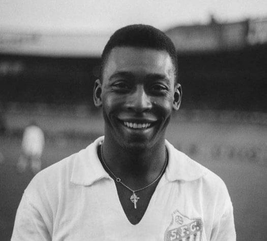 Pelé, o Rei do Futebol, é lenda do Santos, onde jogou mais de mil partidas e marcou mais de mil gols. onde jogou de 1956 até 1974. Venceu 24 títulos com a camisa do Peixe.  