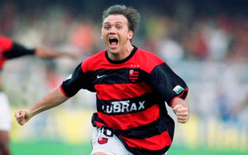 Dejan Petkovic - Um dos maiores estrangeiros a jogar no futebol brasileiro, o sérvio brilhou com a camisa do Flamengo já no início do século com o mágico gol de falta no título do Carioca de 2001. Além disso, passou por diversos clubes brasileiros e se destacou pela qualidade técnica, visão de jogo e ótima precisão nas bolas paradas. Mais tarde, em 2009, voltou ao rubro-negro e foi campeão brasileiro.