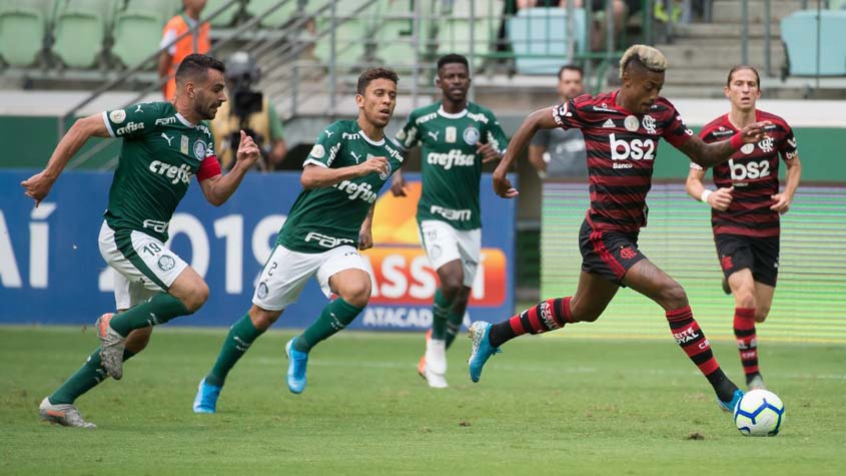 O Palmeiras não teve uma boa atuação na tarde deste domingo, jogando em casa pelo Brasileirão, e foi derrotado por 3 a 1 para o Flamengo. Os defensores do Verdão falharam bastante durante o jogo e o Fla não perdoou. Confira as notas do Palmeiras no LANCE! (por David Nascimento - davidnascimento@lancenet.com.br)