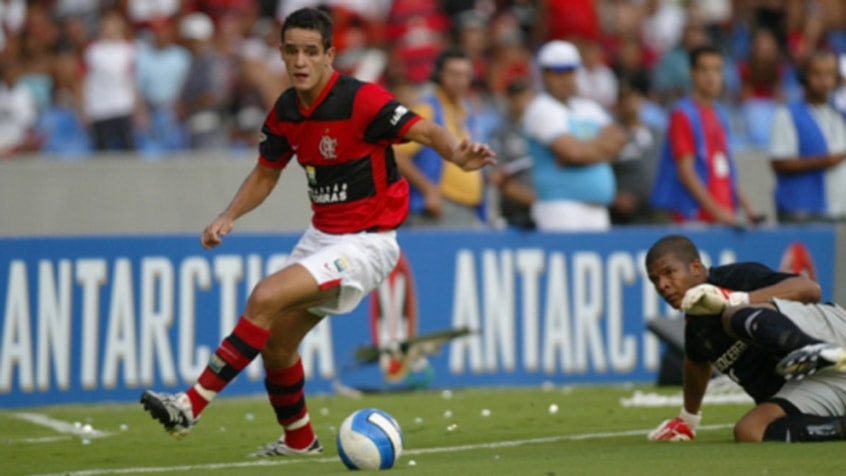 10º - Renato Augusto (Bayer Leverkusen-ALE) -  6 milhões de euros / Presente na Copa do Mundo de 2018, Renato Augusto brilhou com a camisa do Flamengo e se tornou o camisa 10 da equipe no fim da última década. O meia, de volta ao Corinthians recentemente, partiu para a Alemanha em meados de 2008. O Fla possuía 40% dos direitos.