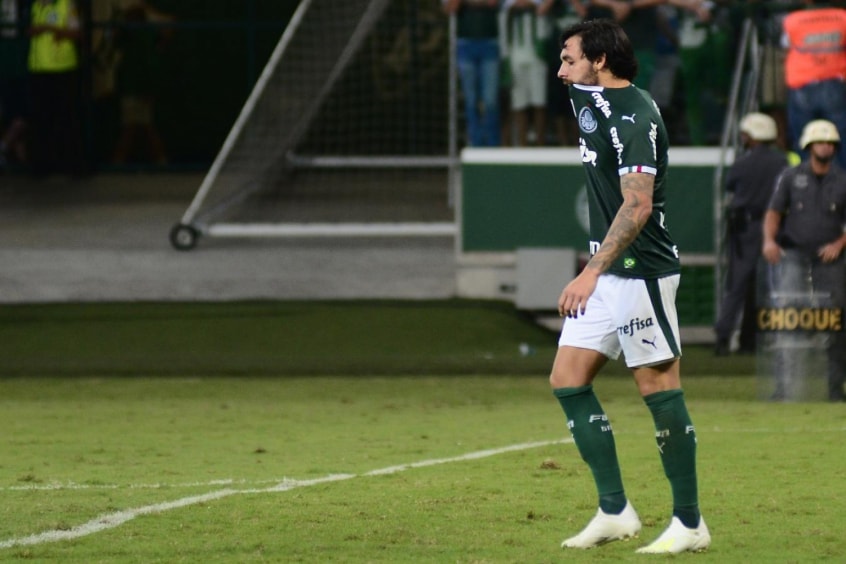 O caso de Ricardo Goulart no Palmeiras é, no mínimo, curioso. Anunciado como a grande contratação de 2019, após um longo período de recuperação física, o atacante atuou em apenas 12 jogos e fez quatro gols, num total de apenas quatro meses. Ele acabou retornando ao Guangzhou Evergrande, da China, onde é ídolo. Anteriormente, fez história no Cruzeiro.