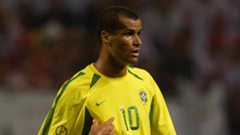 Da lista de pentacampeões mundiais também entra em cena um dos artilheiros históricos da Seleção Brasileira. Trata-se de RIVALDO, que marcou 35 gols em 75 jogos com a amarelinha.