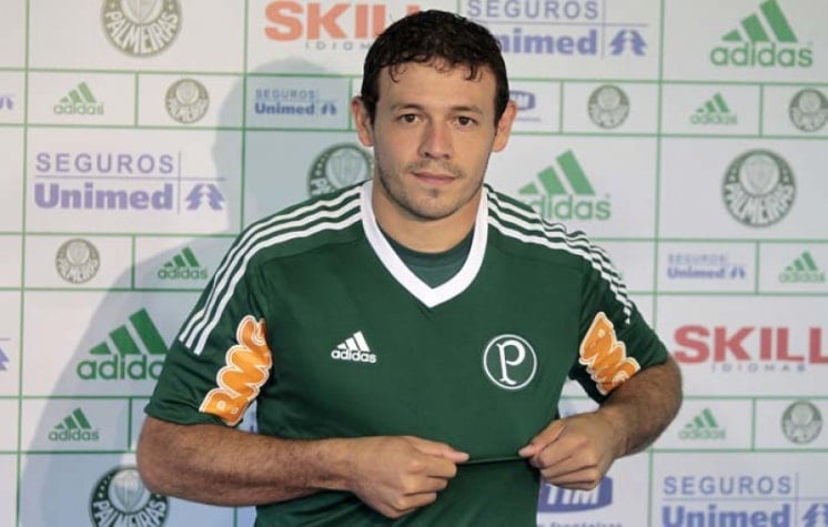 Román - O zagueiro paraguaio Román foi emprestado pelo River Plate para o Palmeiras em 2012. O atleta entrou em campo 16 vezes e fez parte do elenco rebaixado à Série B. Acabou saindo. 