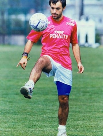 Sierra - Após chamar a atenção em partida do São Paulo contra o Unión Española (CHI), na Libertadores, o meia Sierra foi contratado em 1994. O chileno não foi bem e deixou o clube após 22 partidas.