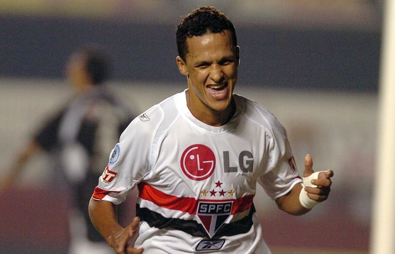 Souza - o volante entrou no segundo tempo na final, e acabou sendo um dos símbolos do então São Paulo que ganhou o Mundial, a Libertadores, o Bicampeonato brasileiro e o Campeonato Paulista, entre 2005 e 2007. 