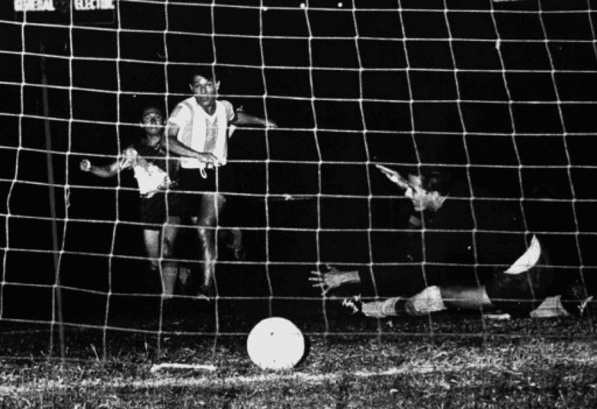 1962 - Bola de Ouro: Omar Sívori (Itália) / Em caso semelhante ao de DI Stefano, Sívori era argentino mas defendeu duas seleções em sua carreira. Na Copa de 1962, o meia jogou pela Itália, que caiu ainda na primeira fase do torneio. O grupo da Azzurra contava ainda com as seleções de Chile, Alemanha Ocidental e Suíça.