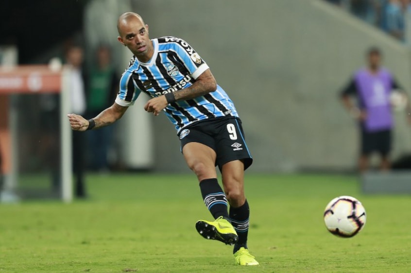 Depois de um 2019 frustrado e as fortes dúvidas levantadas já no fim do ano passado sobre sua permanência no Grêmio, o atacante Diego Tardelli teve seu futuro definido na manhã dessa quinta-feira (16) onde foi acertada a sua rescisão contratual.