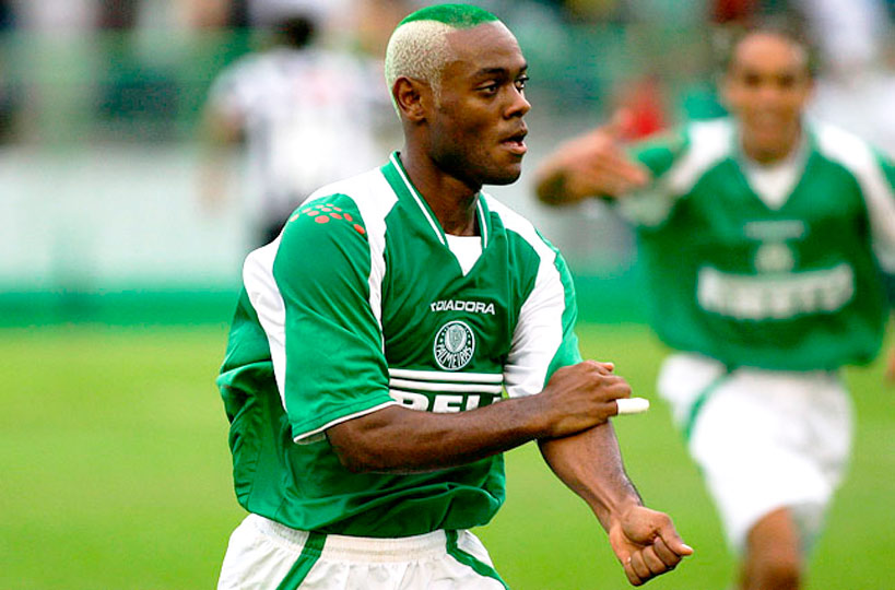 Vágner Love (54 gols)