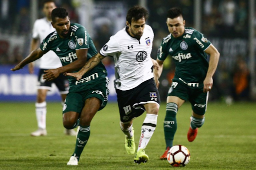 Ele também foi acusado de praticar bullying contra um companheiro de Colo-Colo, o atacante Juan Carlos Gaete, que pediu dispensa do clube. Valdivia teria dito que ele se parecia com Nelson Mauri, um dançarino chileno que em 2018 se envolveu em um escândalo sexual com um homem. No Twitter, Valdívia culpou a imprensa pelos boatos e disse que tudo não passava de uma grande mentira.