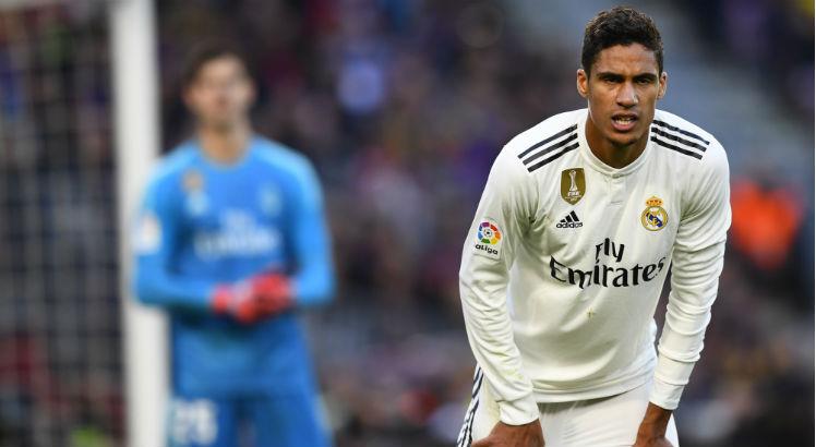 ESQUENTOU - O Real Madrid irá escutar ofertas pelo zagueiro Raphael Varane, segundo o jornal “As”. Quando a próxima janela de transferências abrir, o francês terá apenas mais um ano de contrato com a equipe merengue pela frente. Sem dar passos mais longos em direção à renovação, o mercado de verão pode ser a última oportunidade do time espanhol conseguir um bom dinheiro com o defensor.