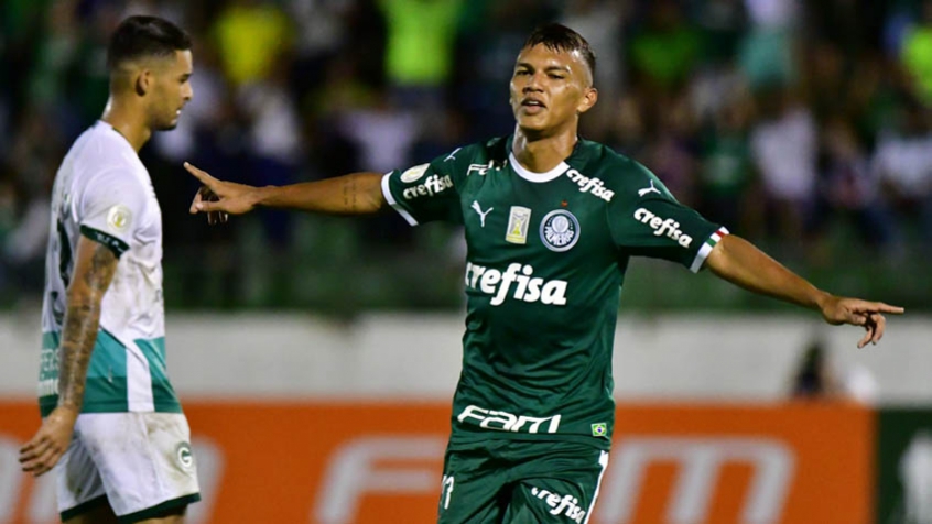 O Palmeiras teve boa atuação na noite desta quinta-feira, no estádio Brinco de Ouro, em Campinas, e goleou o Goiás por 5 a 1, pela 37ª rodada do Brasileirão. Os grandes nomes do triunfo foram os atacantes Dudu e o jovem Gabriel Veron, com dois gols anotados cada um. Veja as notas do Palmeiras no LANCE! 