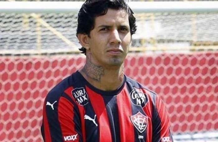 O zagueiro Victor Ramos, que passou por clubes como Palmeiras e Vitória, está livre após deixar o CRB em dezembro de 2019. Seu valor de mercado é de 800 mil euros (cerca de 5,2 milhões de reais), de acordo com o Transfermarkt.