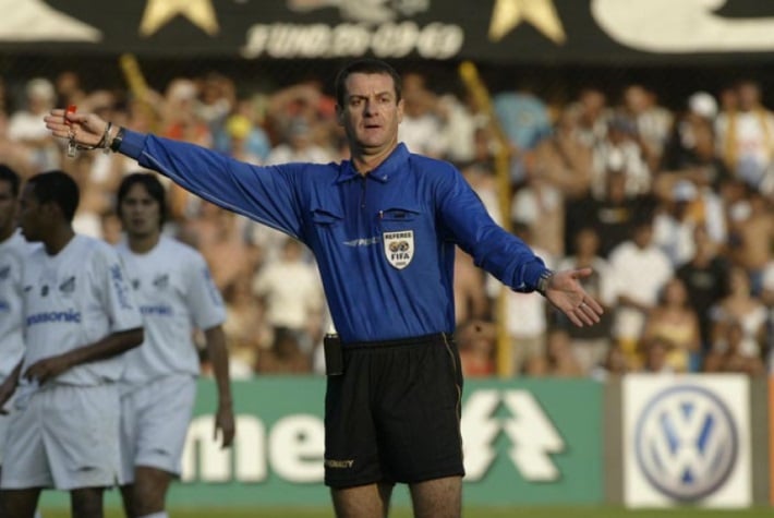 O árbitro nos dois jogos das semifinais da Libertadores de 2000 foi Edilson Pereira de Carvalho, preso por participar da Máfia do Apito cinco anos depois.
