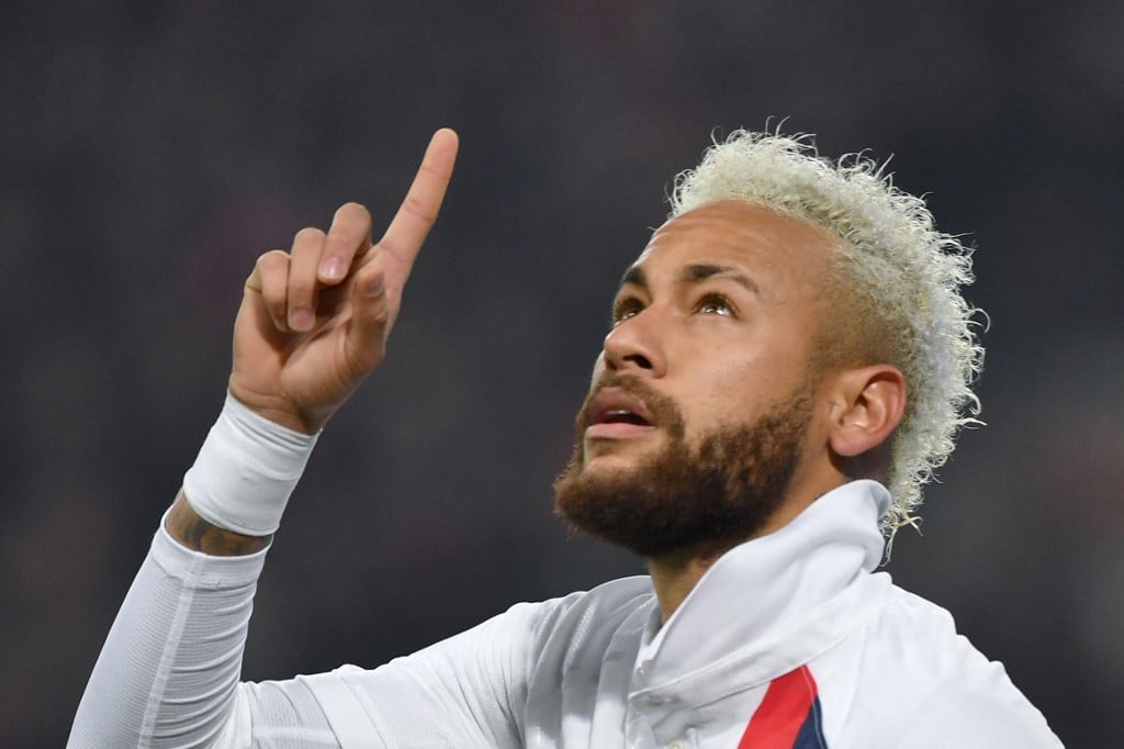 4 – O brasileiro Neymar, atacante do Paris Saint-Germain, figura na quarta colocação e recebeu 95,5 milhões de dólares (R$ 511 milhões).