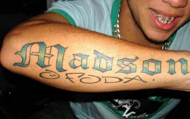 Essa talvez seja a tatuagem mais bizarra e icônica do futebol brasileiro. Na época do Santos, o meia Madson tatuou uma grande homenagem a si mesmo: "Madson, O ***"
