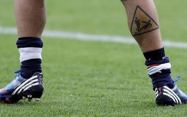 O italiano Daniele De Rossi, conhecido por seu estilo aguerrido, tatuou uma arte de dois bonecos e um deles dando um carrinho.