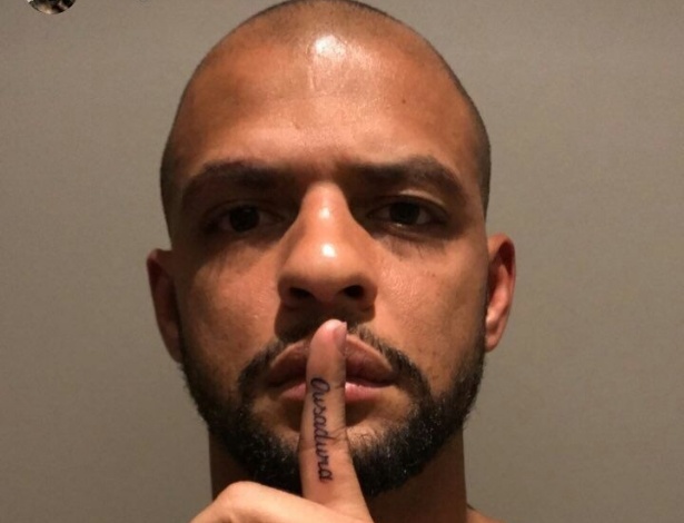 Felipe Melo tentou inventar uma nova palavra ao tatuar em seu dedo o dizer: "Ousadura".