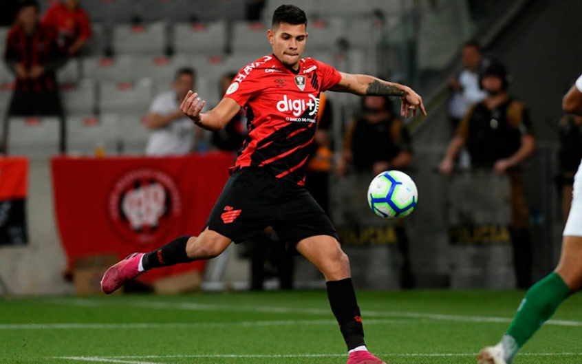 O Lyon e o Athlético Paranaense chegaram a um acordo pelo meio-campista Bruno Guimarães. As negociações, que tiveram Juninho Pernambucano, diretor esportivo do clube francês, à frente, estão fechadas e o valor da transferência é de 25 milhões de euros (cerca de 116 milhões de reais), segundo a “RMC Sport”.