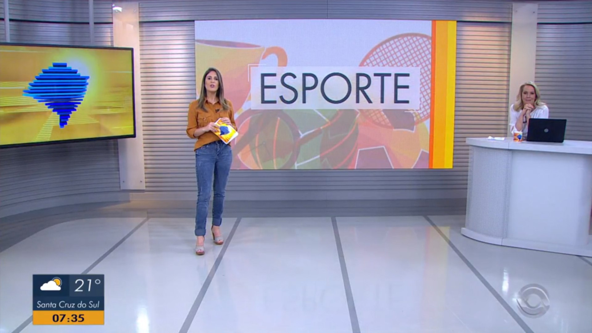 Não foi em um programa esportivo, mas vale citar. Apresentadora Kelly Costa acabou cometendo um deslize ao se referir à Copa Suruga, chamando-a por 'Copa Suruba'.