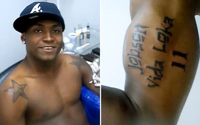 Lembra do Jobson, ex-Botafogo? Ele tatuou uma homenagem a si mesmo: Jobson Vida Loka.