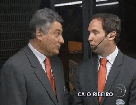 Cléber Machado teve atitude inexplicável durante comentários de Caio Ribeiro. O narrador pareceu ameaçar dar uma cabeçada no companheiro de transmissão.