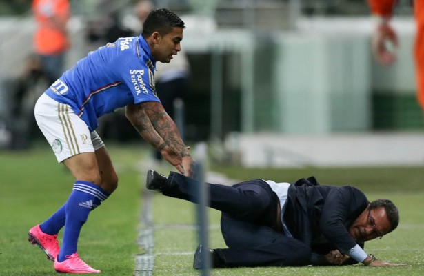 O ENCONTRÃO COM DUDU - Quando era técnico do Cruzeiro, Luxemburgo foi derrubado por Dudu na beira do campo e acabou fraturando a mão.