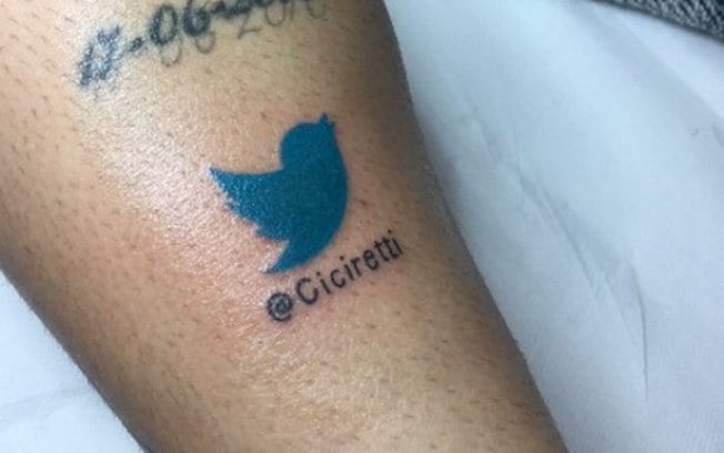 As redes sociais estão em alta nos dias de hoje. Mas teve um jogador que resolveu inovar: Amato Ciciretti resolveu tatuar o seu usuário do Twitter na pele. Diferente, não?