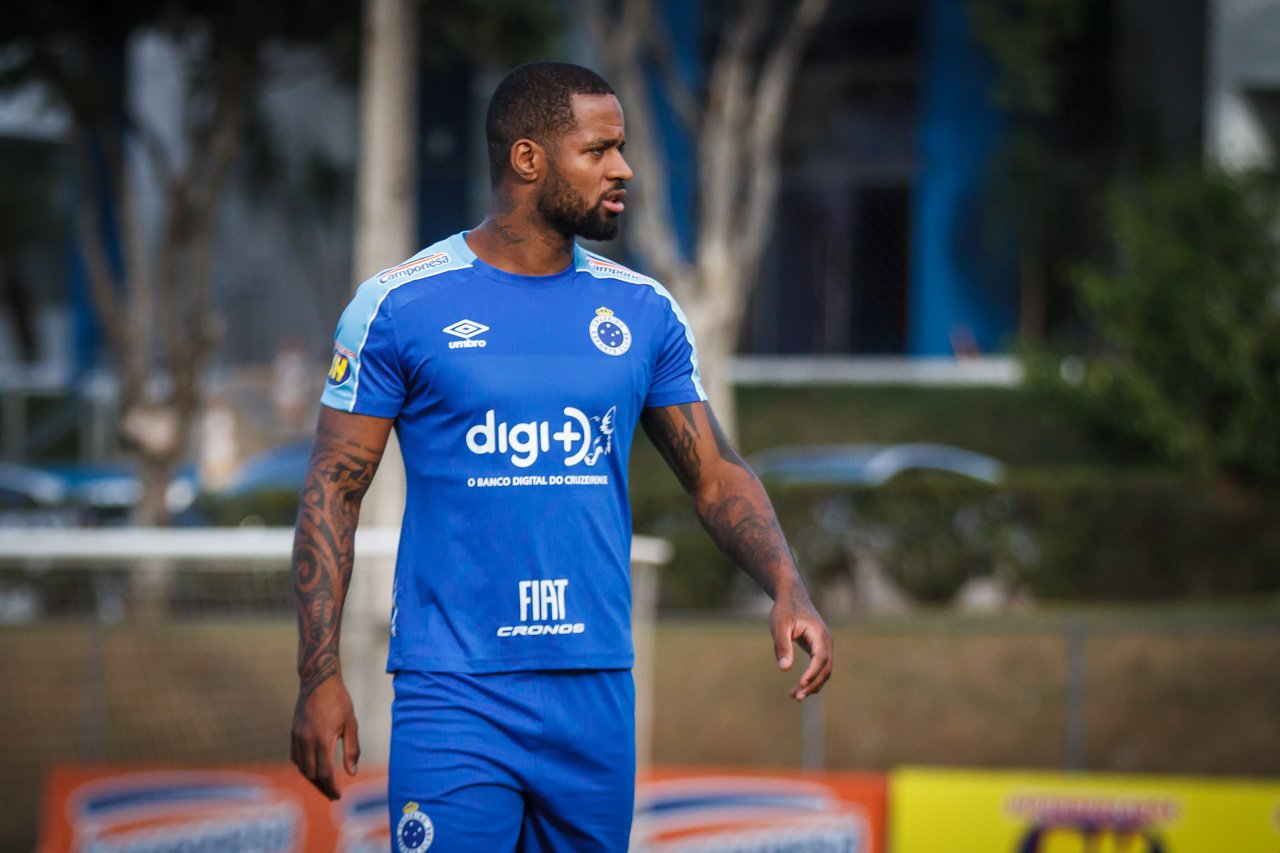  Na manhã do último sábado, o zagueiro Dedé não compareceu novamente à Toca da Raposa, no Cruzeiro. O futuro do atleta segue incerto.
