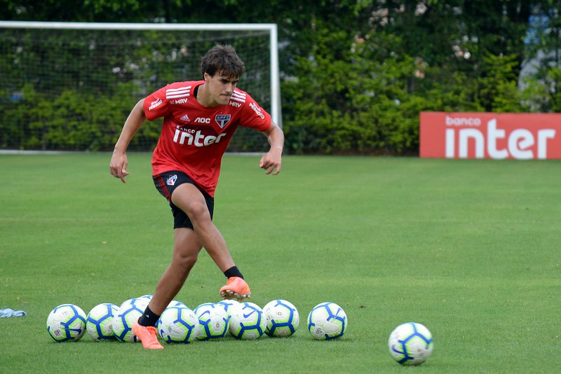 Igor Gomes, meia de 21 anos, é o principal destaque entre os jovens do São Paulo neste momento. Titular com Diniz e observado por clubes europeus, como o Ajax, pode não terminar o ano no Morumbi. Tem 44 jogos e cinco gols.