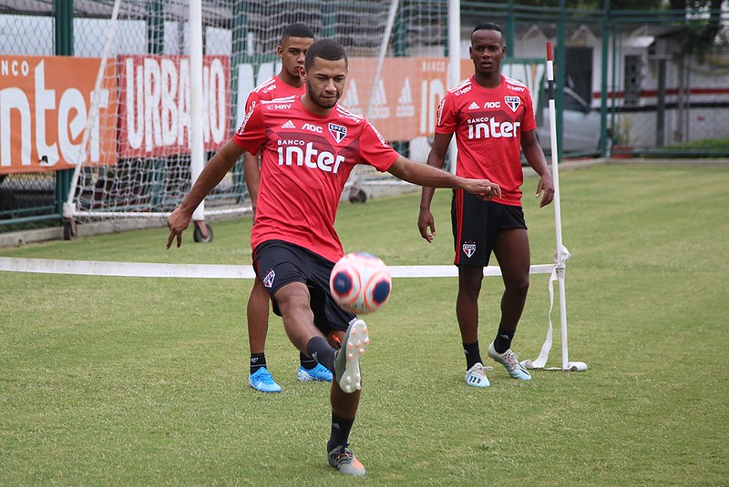 Os atacantes Danilo Gomes e Fabinho, que estouraram a idade para jogar na base e compõem o elenco do São Paulo nesta pré-temporada, estão em situações diferentes quando o assunto é contrato.  Ambos têm vínculo com o Tricolor até o meio deste ano, mas Danilo já tem acordo encaminhado para renovar, enquanto Fabinho ainda dependerá de avaliação de Fernando Diniz.