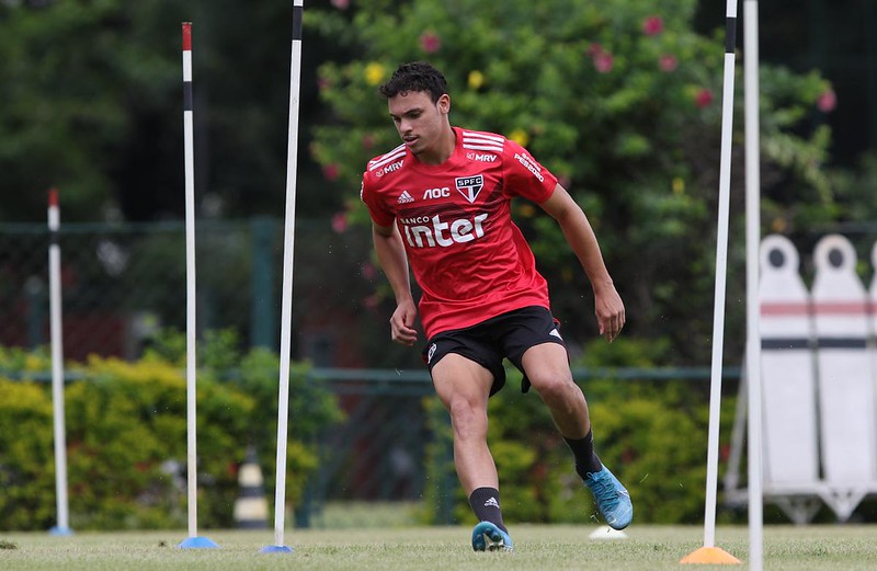 Os atacantes Danilo Gomes e Fabinho, que estouraram a idade para jogar na base e compõem o elenco do São Paulo nesta pré-temporada, estão em situações diferentes quando o assunto é contrato. Ambos têm vínculo com o Tricolor até o meio deste ano, mas Danilo já tem acordo encaminhado para renovar, enquanto Fabinho ainda dependerá de avaliação de Fernando Diniz.