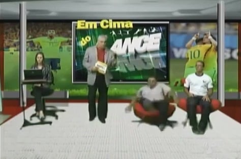 "Um pequeno desastre"... Cadeira quebrou durante transmissão do programa "Em cima do lance", da TV Verde Vale, de Juazeiro do Norte.