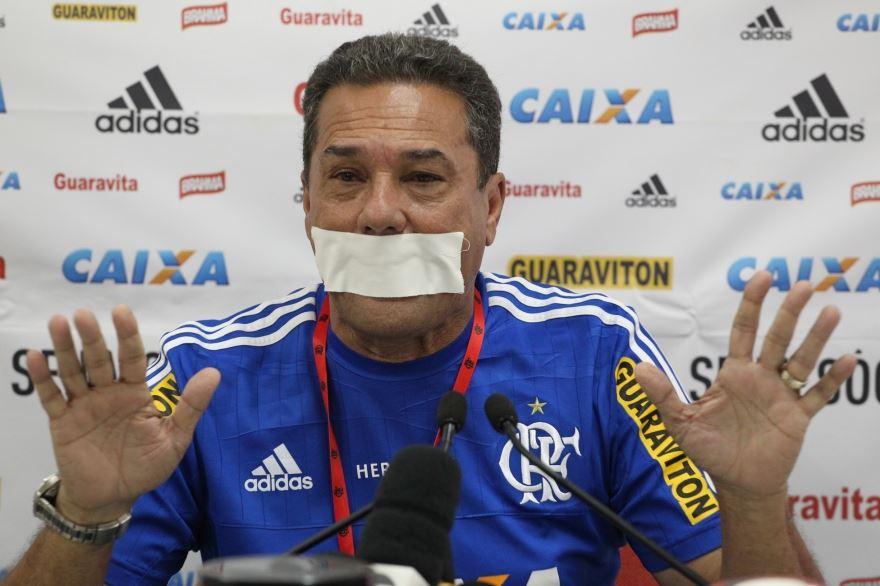 PROTESTO CONTRA A FEDERAÇÃO - Em 2015, Luxemburgo foi punido por criticar a Federação Carioca e usou um adesivo durante coletiva para protestar.