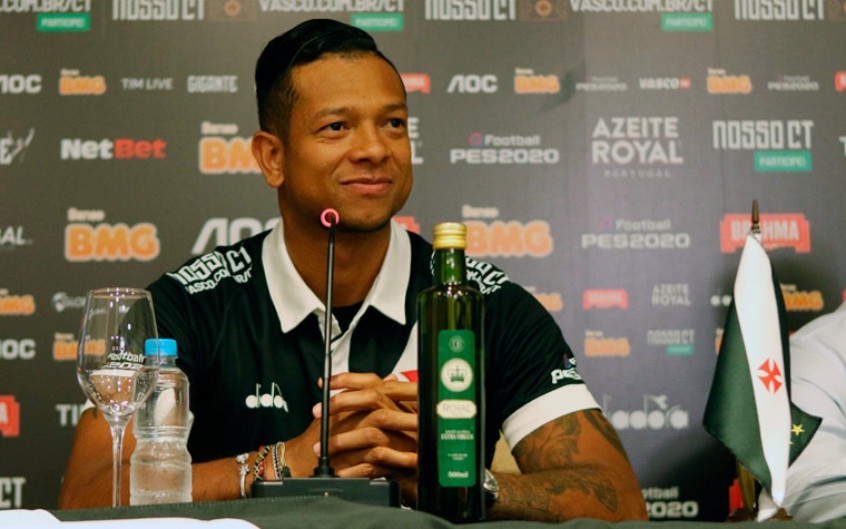 Ele fica! O Vasco anunciou a renovação de Fredy Guarín por mais duas temporadas. Após longa negociação, o Cruz-Maltino oficializou a renovação de contrato com o volante colombiano. 