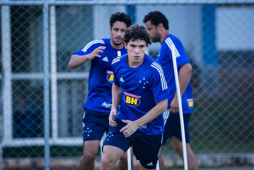 FECHADO - O Atlético-MG está movimentando o mercado novamente. O Galo anunciou a chegada do lateral-esquerdo Dodô, de 28 anos, que defendeu o Cruzeiro em 2019 e o Santos no ano anterior. O jogador está em Belo Horizonte para realizar exames, foi aprovado e acertou com o alvinegro. Dodô negociava com o Galo desde o fim de dezembro do ano passado. O seu agente levou a situação do atleta para o clube mineiro, avisando que ele estava sem clube e livre no mercado.