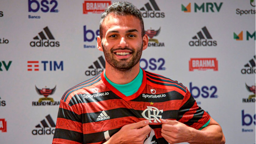 Thiago Maia foi apresentado como jogador do Flamengo nesta quinta-feira. O volante de 22 anos recebeu a camisa 33 e assinou contrato até junho de 2021.