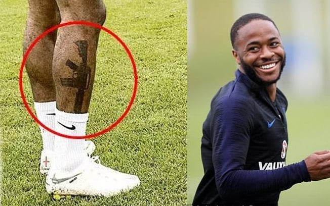 Um dos principais jogadores do Manchester City, Raheem Sterling tatuou um fuzil em sua perna e foi bastante criticado por isso.