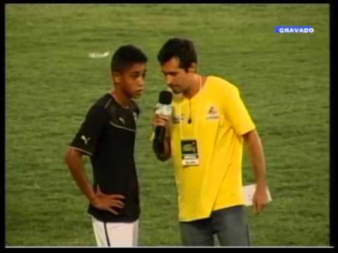 Em sua primeira reportagem de campo, o repórter Álex 'travou' e não conseguiu fazer pergunta ao jogador. A situação aconteceu na TV Votorantim, em transmissão da Copa Brasil de Futebol Infantil.