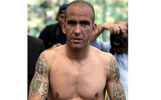 Ídolo do futebol italiano, o ex-atacante Paolo Di Canio tatuou em seu braço os dizeres em latim DVX, que significa Líder, que é uma homenagem ao ditador Benito Mussolini, criador do movimento fascista.