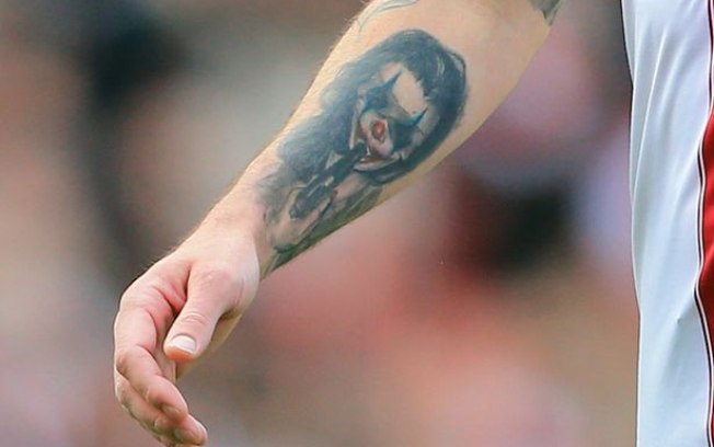 O zagueiro Damien Delaney ousou ao tatuar um palhaço que aponta uma pistola para sua boca. A tatuagem foi alvo de críticas, já que muitos avaliaram o teor muito agressivo e ofensivo.
