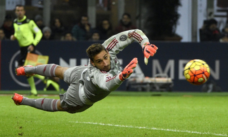 MORNO - Segundo o jornal “La Gazzetta dello Sport”, o goleiro do Milan, Donnarumma, de 21 anos, pode estar com destino para o Paris Saint-Germain ou para a Ingaterra, já que City e United estão interessados.