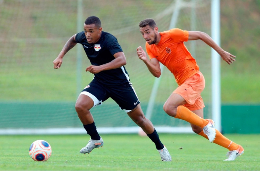 Bragantino - Até o momento, a diretoria do Massa Bruta preferiu manter os salários integrais de jogadores e funcionários durante a pandemia. Para amenizar a queda na receita, o clube pretende reduzir custos em outros setores, como na contratação de atletas.